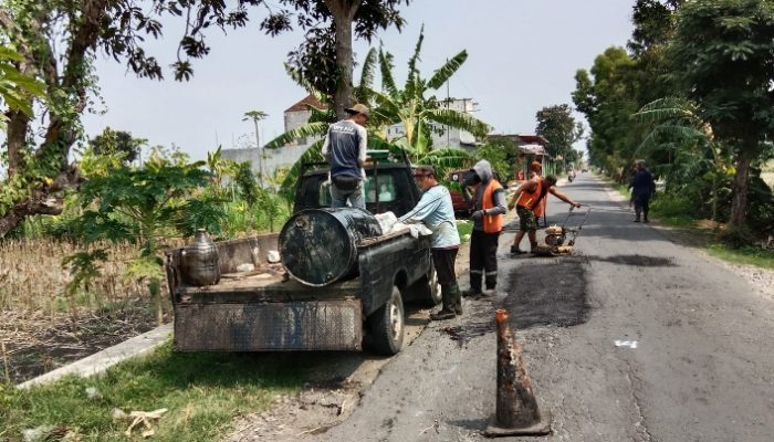 Dinas PUPR Tulungagung Lakukan Pemeliharaan Jalan Desa Ngebong