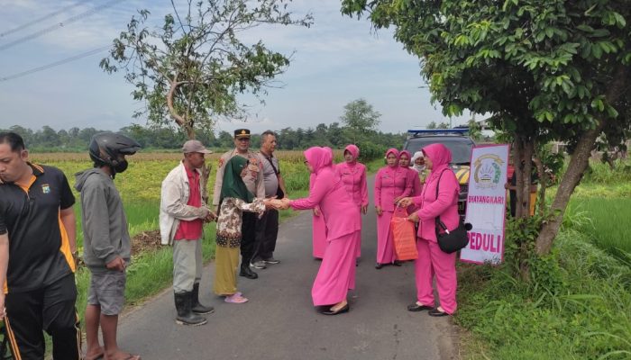 Polsek Gurah Gelar Jumat Berkah, Bagikan Nasi Kotak kepada Petani dan Warga