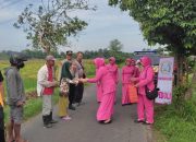 Polsek Gurah Gelar Jumat Berkah, Bagikan Nasi Kotak kepada Petani dan Warga