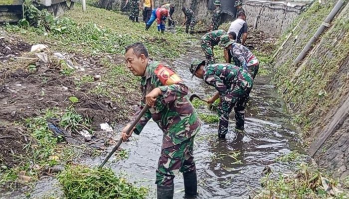 Koramil 0808/01 Sukorejo Gelar Aksi Bersih Sungai Srigading Peringati Hari Juang Kartika ke-79