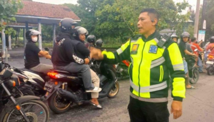 Hujan Lebat Tak Surutkan Semangat, Kabag Ops Polres Kediri Kota Kawal Ratusan Pesilat PSHT Kembali ke Daerah Asal