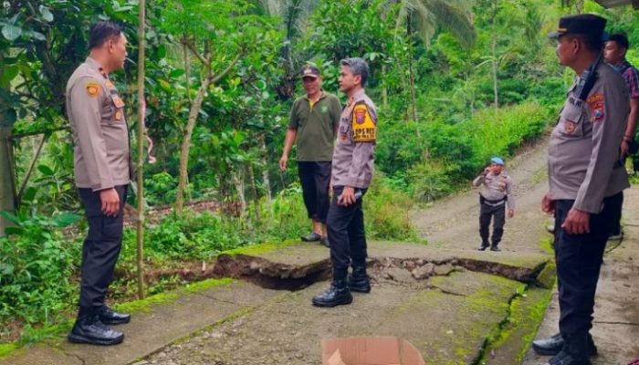 Kapolres Trenggalek Tinjau Lokasi Tanah Longsor di Dusun Depok dan Berikan Bantuan Sosial