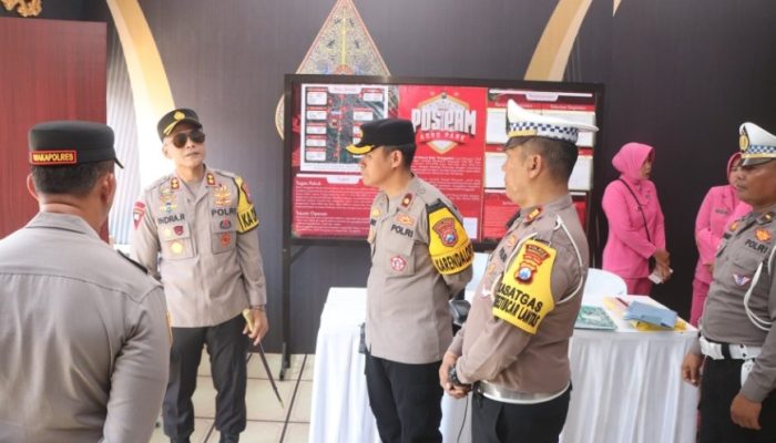 Kapolres Trenggalek dan Ketua Bhayangkari Kunjungi Pos Pengamanan Nataru