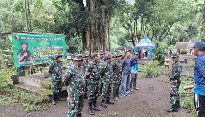 Danramil 0818/22 Tumpang Bersama Masyarakat Gelar Penanaman Pohon di Pemandian Sumber Ringin