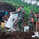 TNI Bantu Pemulihan Pasca Longsor di Desa Slamparejo, Kecamatan Jabung