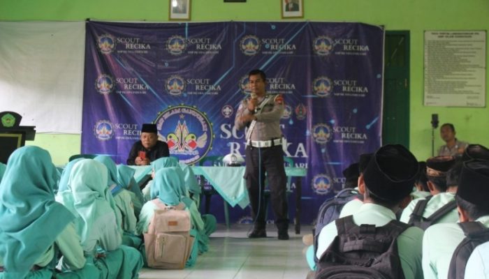 Polres Trenggalek Perkuat Edukasi Lalu Lintas di Kalangan Pelajar Melalui Program Police Goes to School