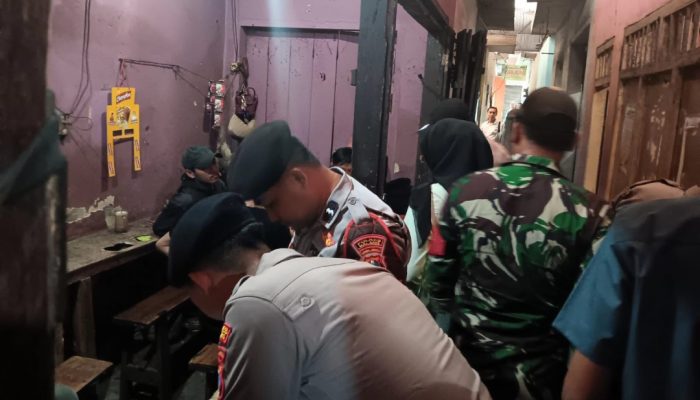 Babinsa Koramil 0818/19 Gondanglegi Bersama Tim Gabungan Gelar Penertiban Lapak di Pasar Gondanglegi