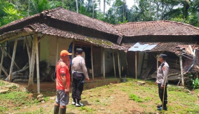 Polsek Suruh Tinjau Lokasi Bencana Tanah Gerak di Desa Nglebo, Trenggalek