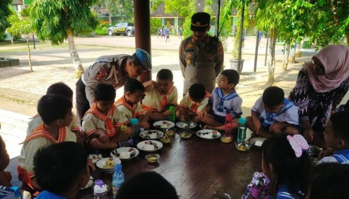 Polisi Dampingi Program Makan Bergizi Gratis di SDN Ngrandu, Trenggalek