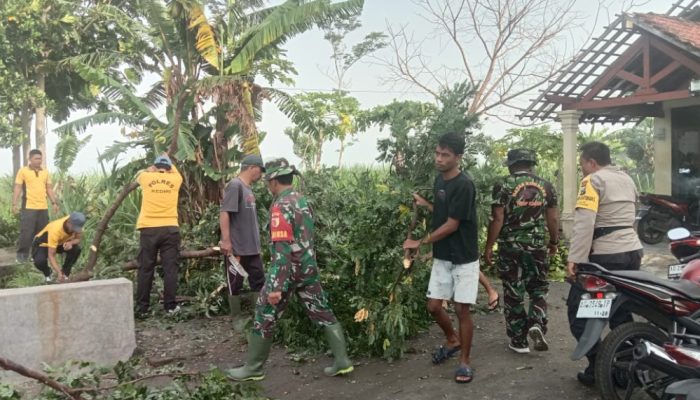 Polsek Purwoasri dan Koramil Gelar Bakti Sosial di Desa Belor, Bantu Warga Terdampak Bencana