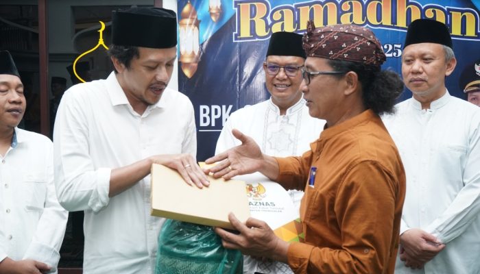 Mas Syah Serahkan Kompensasi Gas Buang Bibit Pohon Kepada Warga Desa Karanganyar