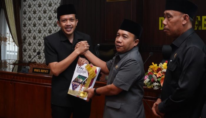 Wabup Syah Sampaikan LKPJ Bupati Tahun Anggaran 2024 Kepada DPRD