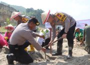 Sambut Hari Bhayangkara ke-79, Polres Tulungagung Gelar Baksos dan Tanam Mangrove di Pantai Sine