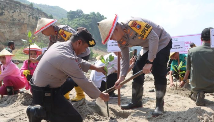 Sambut Hari Bhayangkara ke-79, Polres Tulungagung Gelar Baksos dan Tanam Mangrove di Pantai Sine