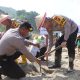 Sambut Hari Bhayangkara ke-79, Polres Tulungagung Gelar Baksos dan Tanam Mangrove di Pantai Sine