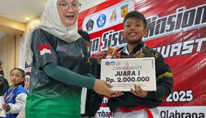 Siswa SDN Selopuro 5 Raih Juara 1 Karate O2SN Kabupaten Blitar 2025 Blitar – Gelaran Olimpiade Olahraga Siswa Nasional (O2SN) tingkat Kabupaten Blitar jenjang Sekolah Dasar (SD) tahun 2025 resmi dimulai hari ini. Salah satu cabang olahraga (cabor) yang dipertandingkan adalah karate, yang diikuti oleh para atlet muda dari seluruh kecamatan se-Kabupaten Blitar. Pertandingan yang berlangsung ketat ini menjadi ajang unjuk kemampuan bagi para atlet cilik yang telah melewati berbagai tahapan seleksi di tingkat kecamatan. Dalam kategori putra, gelar juara pertama diraih oleh Agrasandya Danova, siswa kelas 5 dari UPTD SDN Selopuro 5, Kecamatan Selopuro. Agrasandya, yang kini berusia 11 tahun, tampil memukau dengan teknik dan ketenangan yang menunjukkan pengalaman bertandingnya di berbagai ajang sebelumnya. Prestasi ini menjadi bukti konsistensi dan dedikasi dalam latihan, sekaligus membanggakan sekolah dan daerah asalnya. “Kemenangan ini semoga menjadi inspirasi bagi siswa-siswa lain untuk terus berprestasi, tidak hanya di bidang akademik, tetapi juga olahraga,” ujar salah satu panitia O2SN Kabupaten Blitar. Pihak sekolah dan pelatih pun berharap ke depan akan lahir lebih banyak atlet berprestasi dari Blitar yang mampu bersaing di tingkat provinsi maupun nasional, membawa nama harum Kabupaten Blitar di kancah olahraga pelajar Indonesia